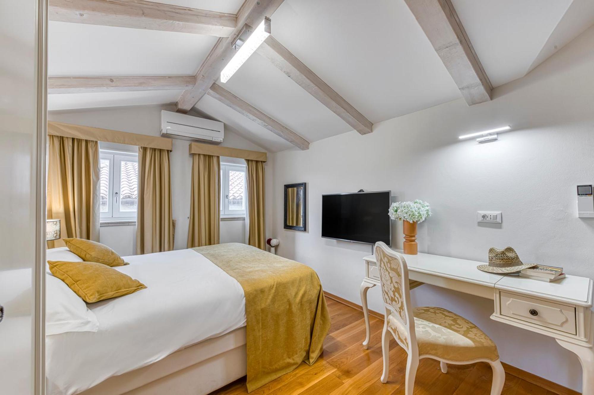 Apartment Palmotta Palace